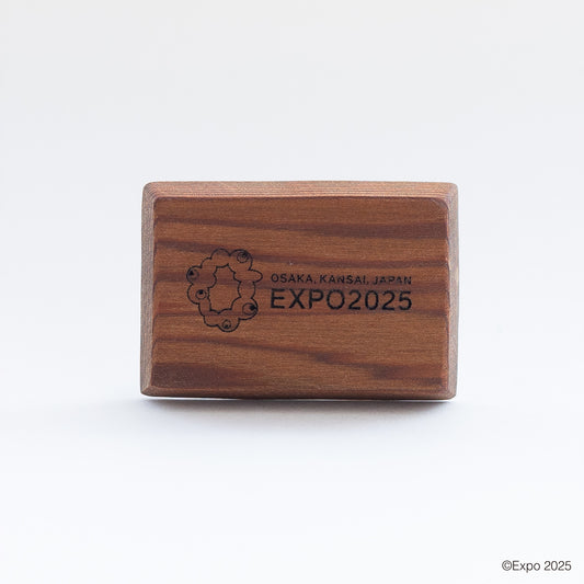 EXPO2025 公式ロゴ 木の四角いブローチ AUC/177 杉 Ⓚ